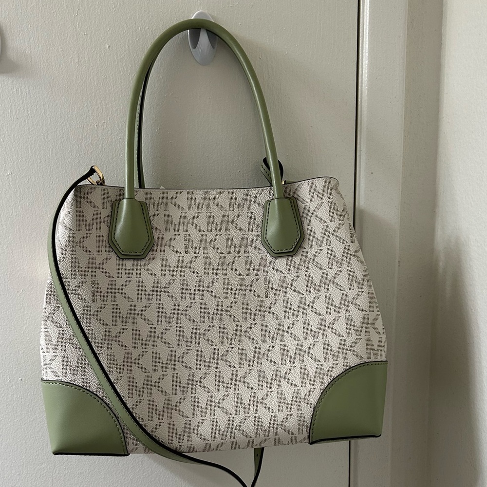 NEW with tag Michael Kors MD center zip tote, leather $358